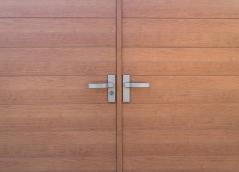 pintu kayu